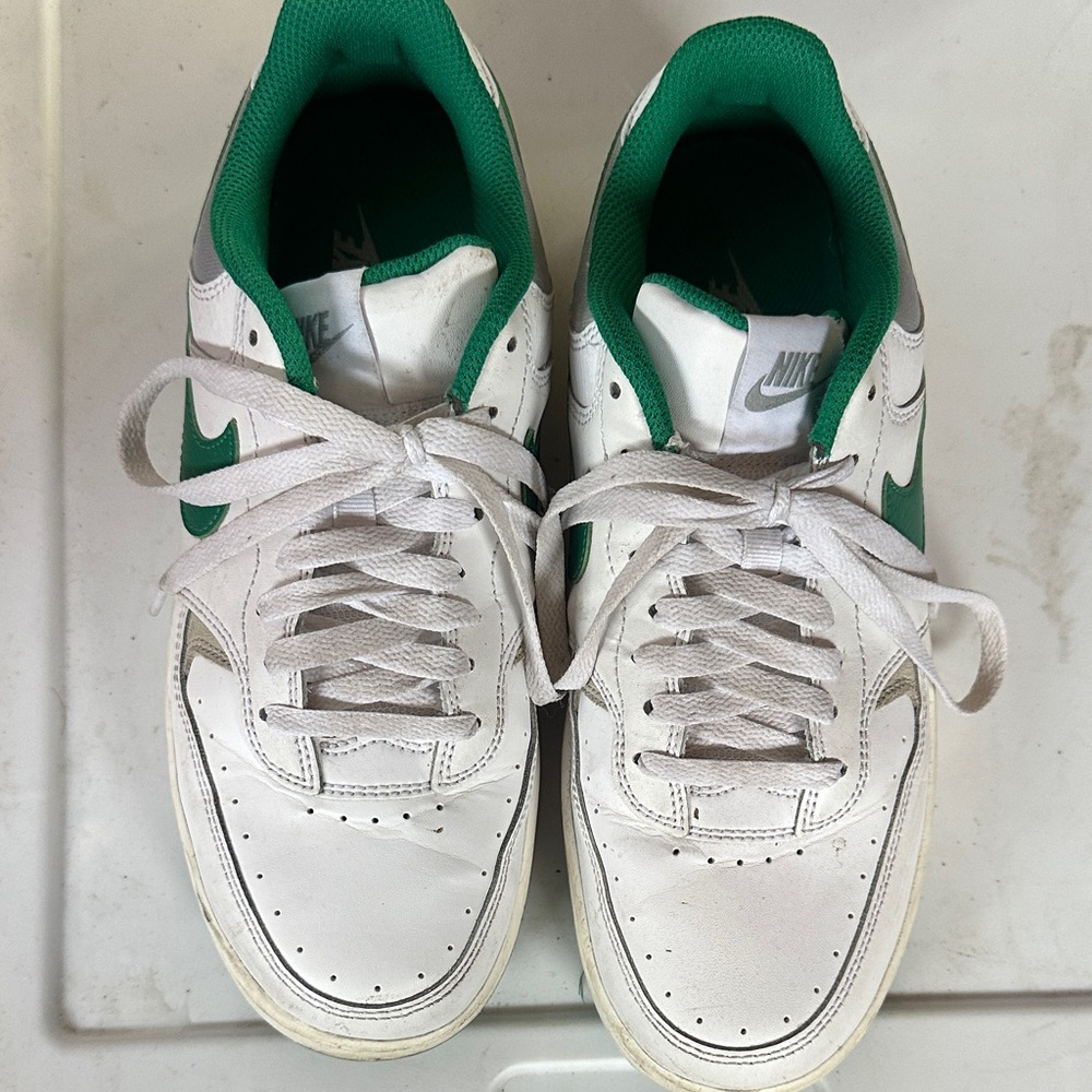 Nike White & Green Low-Top Sneakers - Classic Swoosh